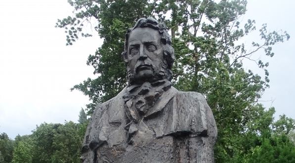  Pomnik Tytusa Działyńskiego przed zamkiem w Kórniku.  