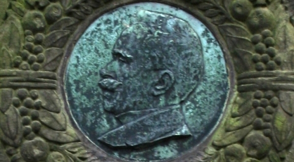 Medalion z wizerunkiem Zygmunta Straszewicza z jego grobu na warszawskich Powązkach.  