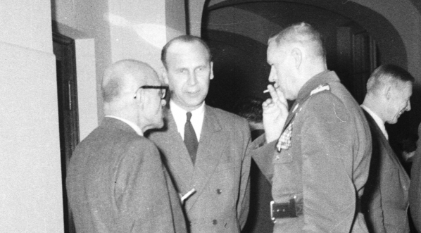  Kuluary Sejmu podczas dziesiątej sesji Sejmu I kadencji w jesieni 1956 r.  