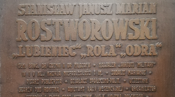  Tablica ku czci Gen. Stanisława Rostworowskiego w Katedrze Polowej WP w Warszawie.  