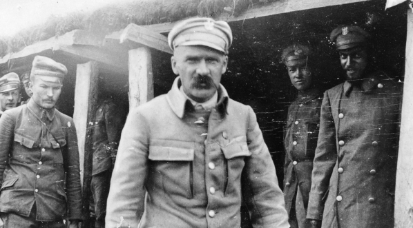  Józef Piłsudski w okopach 1 pułku piechoty Legionów Polskich nad Stochodem w sierpniu 1916 r.  