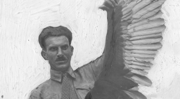  Arkady Fiedler prezentujący martwego sępa w trakcie polskiej ekspedycji naukowej do Puszczy Brazylijskiej w 1929 r.  