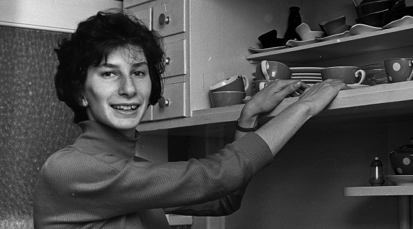  Irena Kirszenstein (Szewińska) w swoim mieszkaniu w Warszawie, 11.11.1964 r.  