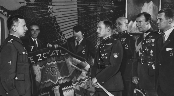  Wręczenie mjr. pilotowi Stanisławowi Skarżyńskiemu darów przez delegację Związku Strzeleckiego w lipcu 1934 r.  