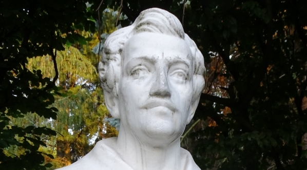  Popiersie Juliusza Słowackiego z jego pomnika w parku Jordana w Krakowie.  