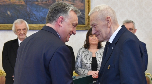  Premier Węgier Viktor Orbán odznacza Kornela Morawieckiego Krzyżem Średnim węgierskiego Orderu Zasługi 10.03.2019 r.  