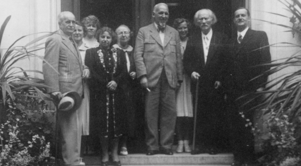  Ignacy Jan Paderewski z grupą osób przed wyjazdem do USA w 1940 r.  