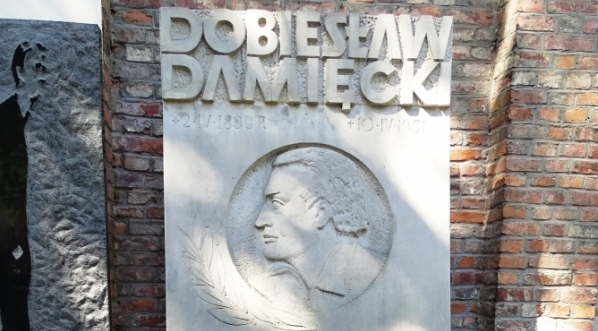  Grób Dobiesława Damięckiego w Alei Zasłużonych cmentarza Powązkowskiego w Warszawie.  