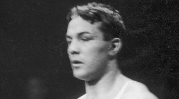  Mistrz Europy w wadze średniej Henryk Chmielewski na ringu V Mistrzostw Europy w Boksie w Mediolanie w maju 1937 r.  