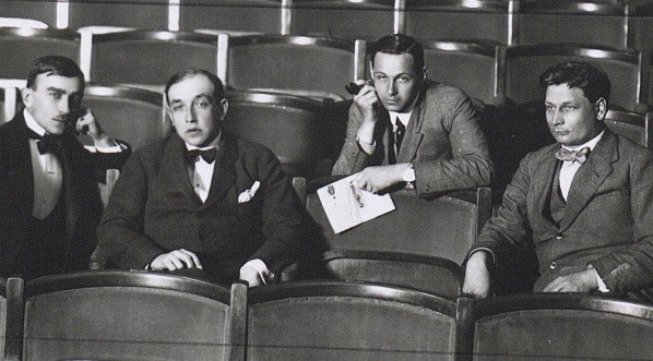  Leon Schiller, Karol Szymanowski, Ryszard Bogusławski i Wincenty Drabik podczas próby w Teatrze Polskim w 1920 r.  
