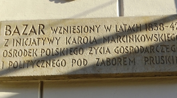  Tablica pamiątkowa na budynku hotelu Bazar w Poznaniu.  