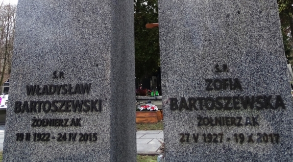  Grób Władysława Bartoszewskiego i jego żony Zofii na cmentarzu Wojskowym na Powązkach w Warszawie.  
