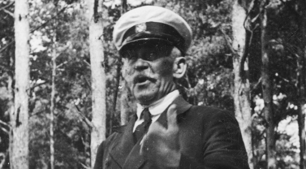  Kierownik i główny instruktor ośrodka szkoleniowego żeglarzy w Jastarni generał Mariusz Zaruski.  