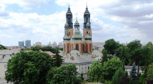  Widok katedry poznańskiej z tarasu na dachu Bramy Poznania.  