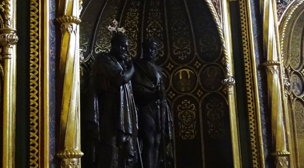  Złota Kaplica w katedrze poznańskiej z posągami Mieszka I i Bolesława Chrobrego.  