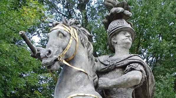 Pomnik Jana III Sobieskiego w Łazienkach Królewskich w Warszawie.  
