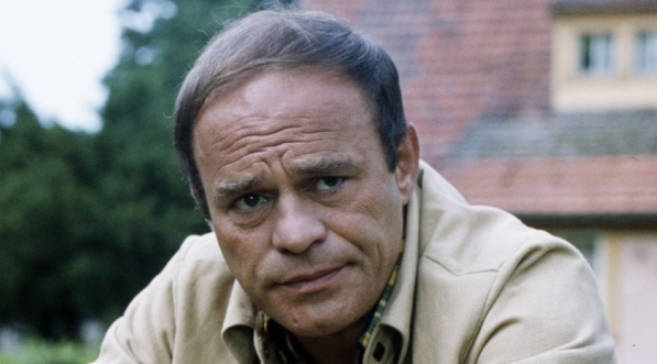  Roman Wilhelmi w filmie "Okolice spokojnego morza" z 1981 roku.  