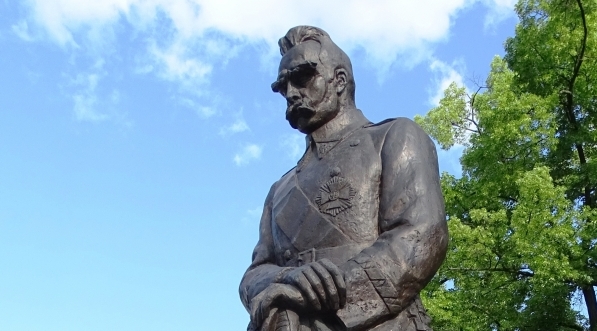  Pomnik Józefa Piłsudskiego koło Belwederu w Warszawie wystawiony jako wyraz wdzięczności za ocalenie Warszawy w 1920 roku.  