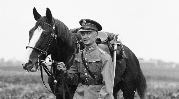  Rtm. Józef Szostak z koniem podczas rajdu żołnierzy 1 Pułku Szwoleżerów do Morskiego Oka 3.10.1928 roku.  