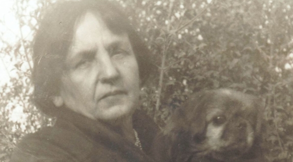  Portret Heleny Paderewskiej  z psem w ogrodzie  