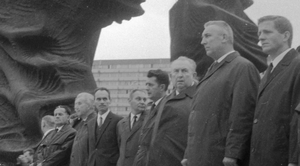  Uroczystości z okazji 50. rocznicy wybuchu I powstania śląskiego pod pomnikiem Powstańców Śląskich w Katowicach w 1969 r.  
