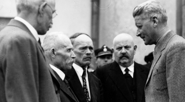  Uroczystość wręczenia wojewodzie krakowskiemu Michałowi Gnoińskiemu insygniów stolarskich i mianowanie go honorowym uczniem stolarskim w Kalwarii Zebrzydowskiej w lipcu 1936 r.  