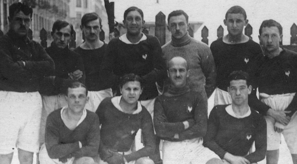  Drużyna reprezentacji Polski na mecz z Węgrami w grudniu 1921 r.  