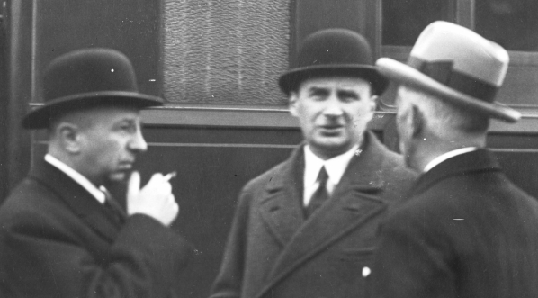  Przedstawiciele strony polskiej przed wyjazdem do Paryża na posiedzenie dyrekcji Francusko-Polskiego Towarzystwa Linii Kolejowej Śląsk-Gdynia 12.10.1933 r.  