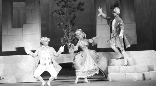  Scena z przedstawienia "Kram z piosenkami" w Teatrze Narodowym w Warszawie w grudniu 1968 r.  