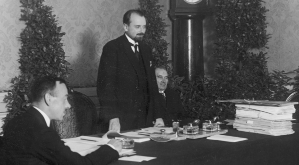  Pierwsze posiedzenie Rady Prawniczej powołanej jako organ doradczy rządu w sali konferencyjnej Ministerstwa Sprawiedliwości w Warszawie we wrześniu 1926 r.  
