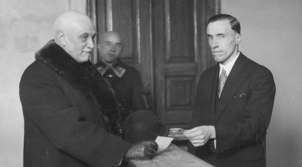  Minister rolnictwa Leon Janta-Połczyński podczas głosowania w czasie wyborów do Sejmu w 1930 r.  