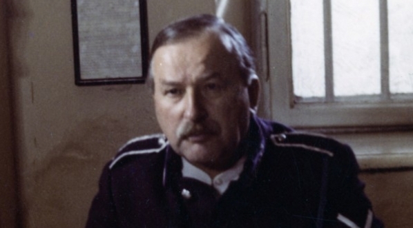  Gustaw Lutkiewicz w roli policjanta w filmie "Znachor" z 1981 r.  