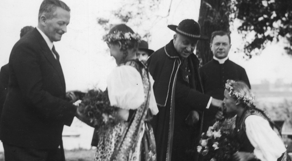  Uroczystość poświęcenia schroniska Polskiego Towarzystwa Krajoznawczego na wyspie Lednickiej 5.07.1936 r.  