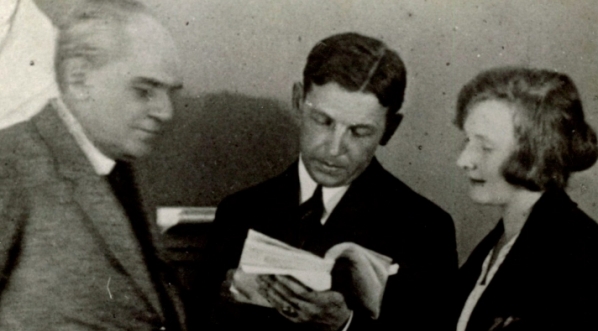  Stefan Żeromski, Juliusz Osterwa i Maria Malanowicz podczas przeglądania tekstu sztuki "Uciekła mi przepióreczka" w 1924 roku.  