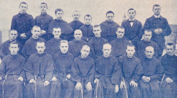  Grupa braci zakonnych z Niepokalanowa z ojcem Maksymilianem Kolbe w lutym 1928 r.  
