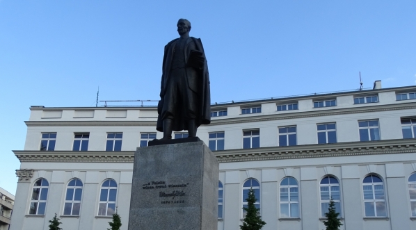  Pomnik Wincentego Witosa na Placu Trzech Krzyży w Warszawie.  
