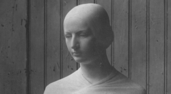  Rzeźba w marmurze dłuta artysty rzeźbiarza Edwarda Wittiga "Pax" wykonana w 1915 roku.  