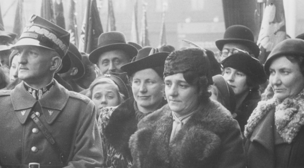  Wręczenie sztandaru chorzowskiemu oddziałowi Przysposobienia Wojskowego Kobiet 13.02.1938 r.  