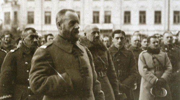  Generał Żeligowski w otoczeniu sztabu podczas mszy polowej przed katedrą w Wilnie.  