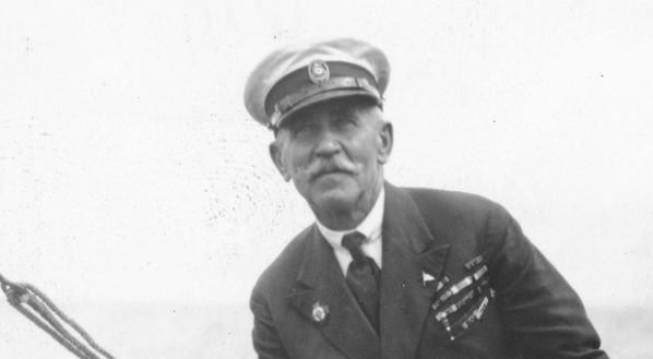  Mariusz Zaruski - kapitan harcerskiego szkunera "Zawisza Czarny", przy sterze na pokładzie żaglowca.  