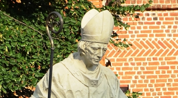  Pomnik św. Stanisława przed bazyliką św. Marii Magdaleny i św. Stanisława w Szczepanowie.  