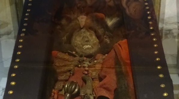  Szklana trumna z mumią w krypcie Jeremiego Wiśniowieckiego na Świętym Krzyżu.  