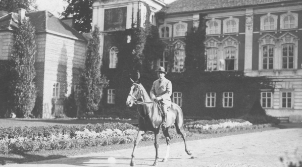  Alfred Potocki podczas przejażdżki konnej (1924 r.).  