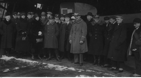  Profesorowie Politechniki Warszawskiej na lotnisku wojskowym w Warszawie w lipcu 1925 roku.  