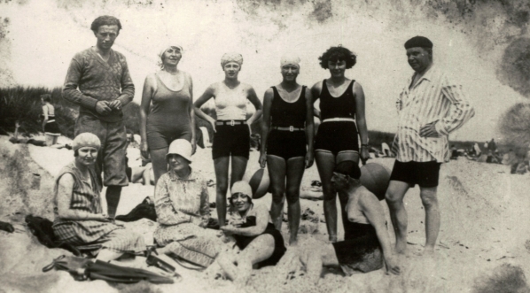  Anna i Monika Żeromskie z przyjaciółmi na plaży.  
