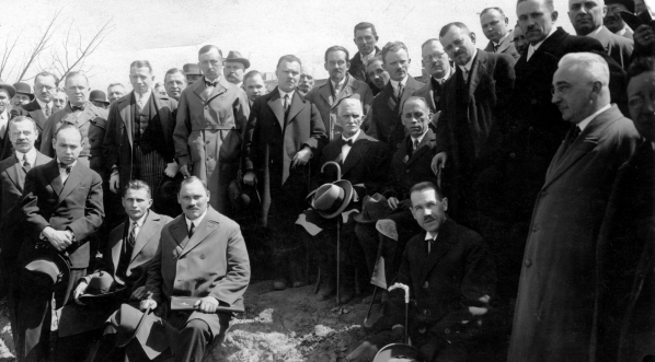  Wycieczka parlamentarzystów na teren budowy Powszechnej Wystawy Krajowej w Poznaniu w 1928 r.  