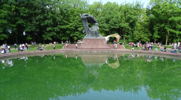  Pomnik Fryderyka Chopina parku Łazienkowskim w Warszawie.  