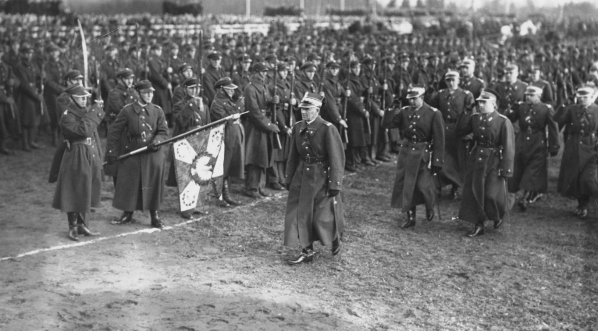  Przekazanie broni dla wojska na ręce marszałka Edwarda Rydza-Śmigłego, ufundowanej przez ludność powiatu wyrzyskiego 15.11.1936 r.  