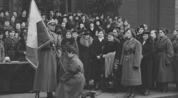  Wręczenie sztandaru katowickiemu oddziałowi Przysposobienia Wojskowego Kobiet w grudniu 1938 r.  