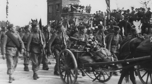  Wojsko wraca po manewrach do Wieliczki, wrzesien 1937 r.  